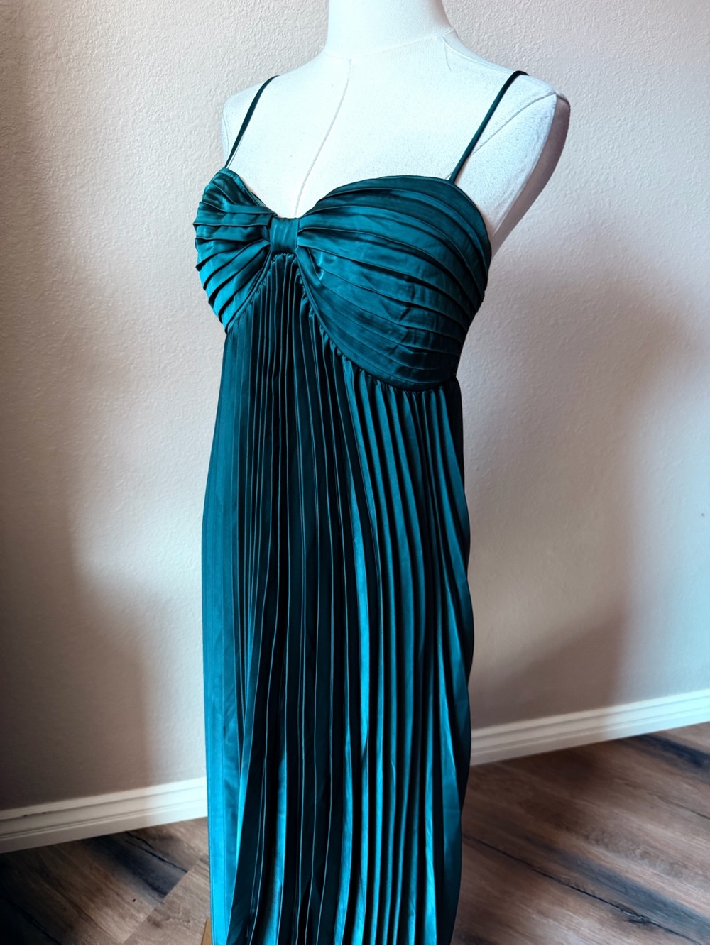 NWT Petal & Pup Vikki Emerald Green Pleated High-Low Slip Dress Size 8 - Picture 4 of 16